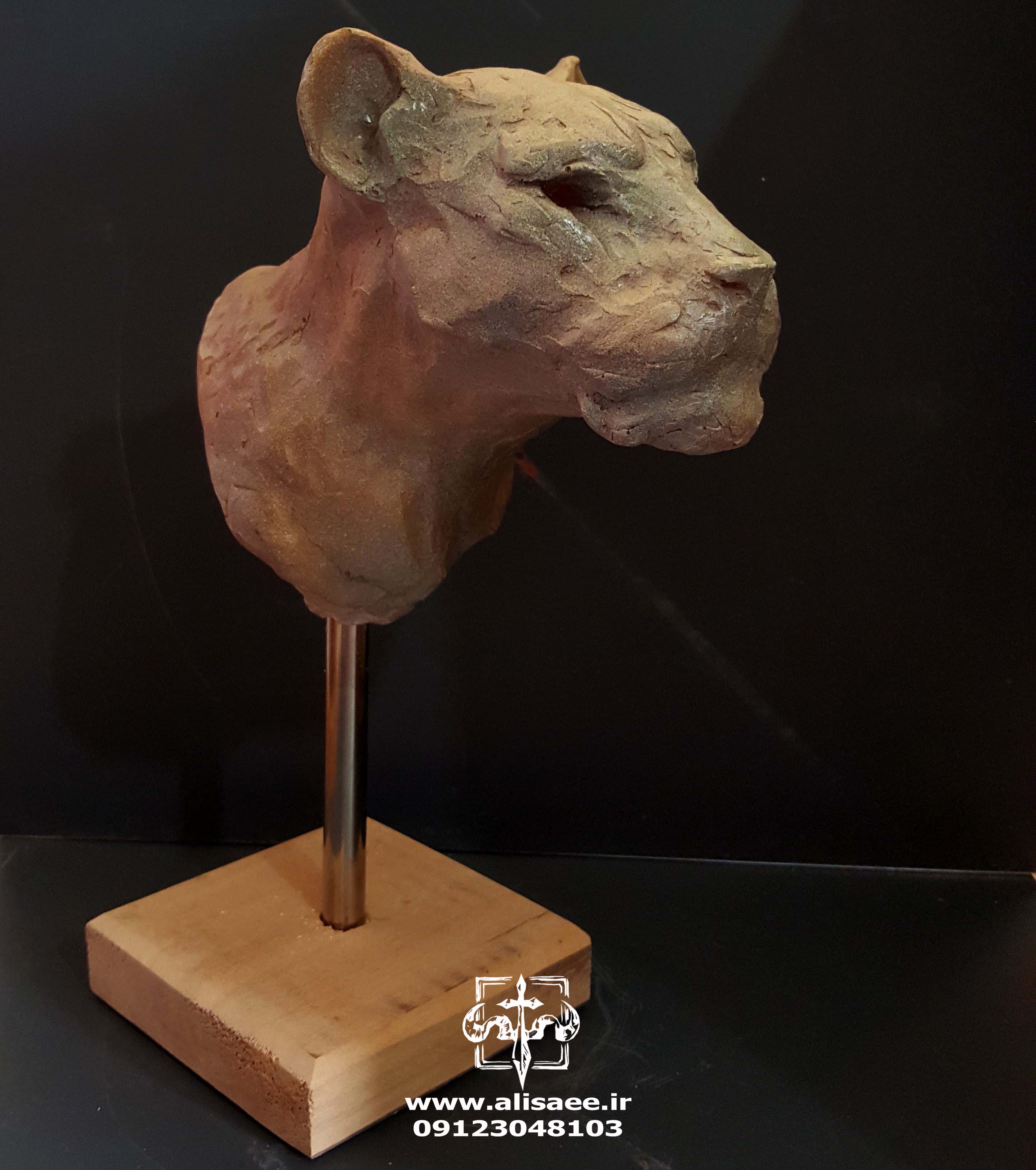 مجسمه شیر عای ساعی