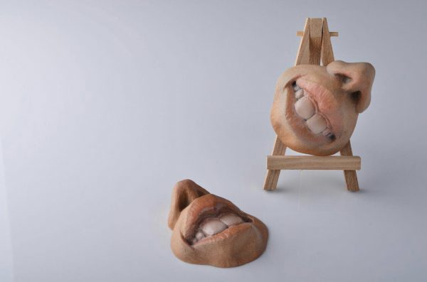مجسمه لبخند